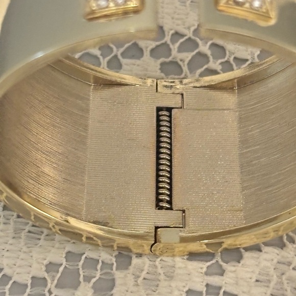 VS LIMITED EDITION SCANDALOUS CUFF BRACELET - LIKE NEW - Picture 5 of 7